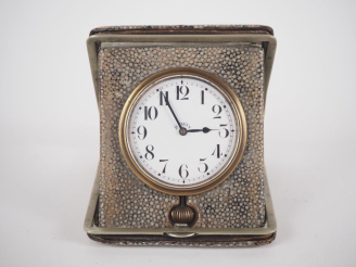 Vente aux enchères Chronomètre anglais "8 days" Cadran à chiffres romains sur fond blanc 
