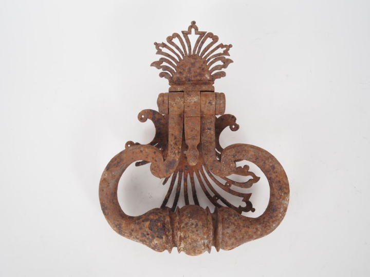 Heurtoir Louis XIV en fer forgé à décor ajouré de palmette. Dim. 35 x 