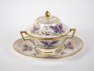 Vente aux enchères Bouillon couvert et son présentoir XIXème en porcelaine, à décor de fl