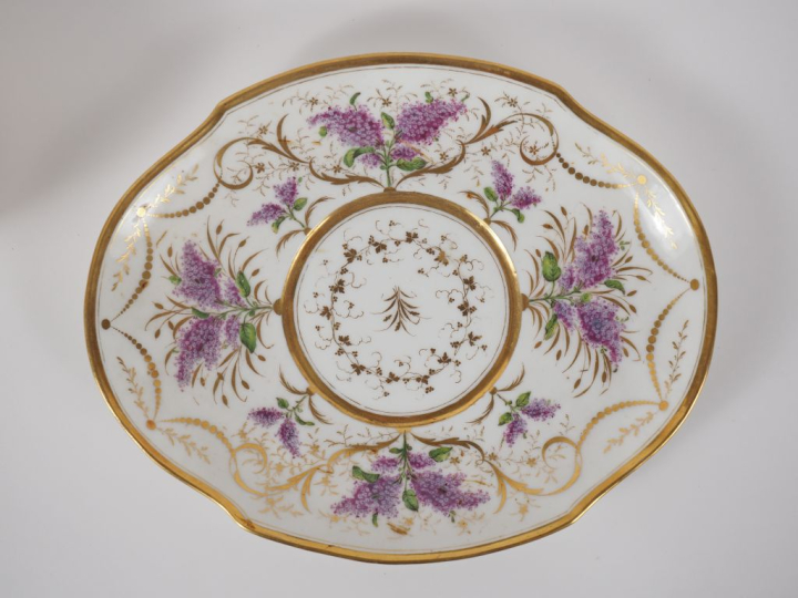 Bouillon couvert et son présentoir XIXème en porcelaine, à décor de fl