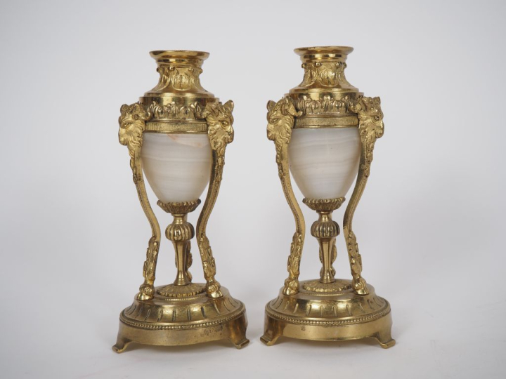 Paire de cassolettes de style Louis XVI en onyx blanc et bronze doré. 