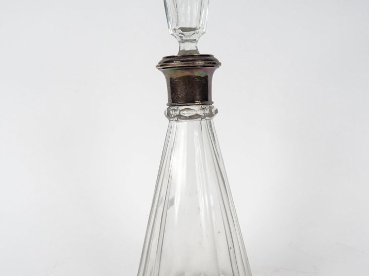 Flacon en cristal, monture en argent poinçon Minerve, modèle à pans co