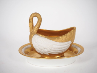 Vente aux enchères Tasse et sous tasse de style Empire en porcelaine blanche et dorée en 