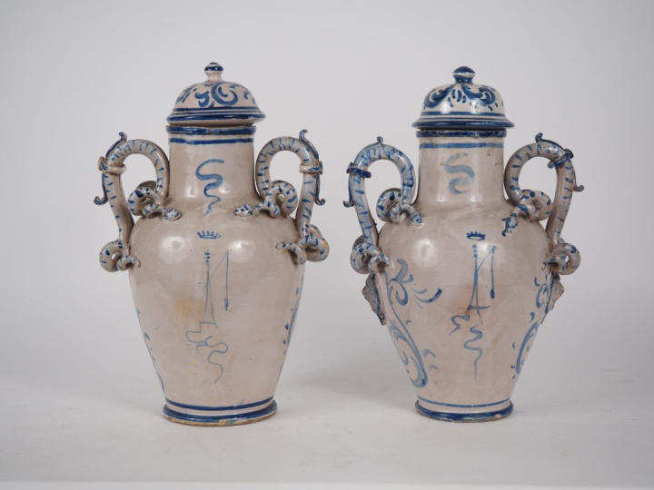 Paire de potiches couvertes italiennes XIXème en faience, à décor en c
