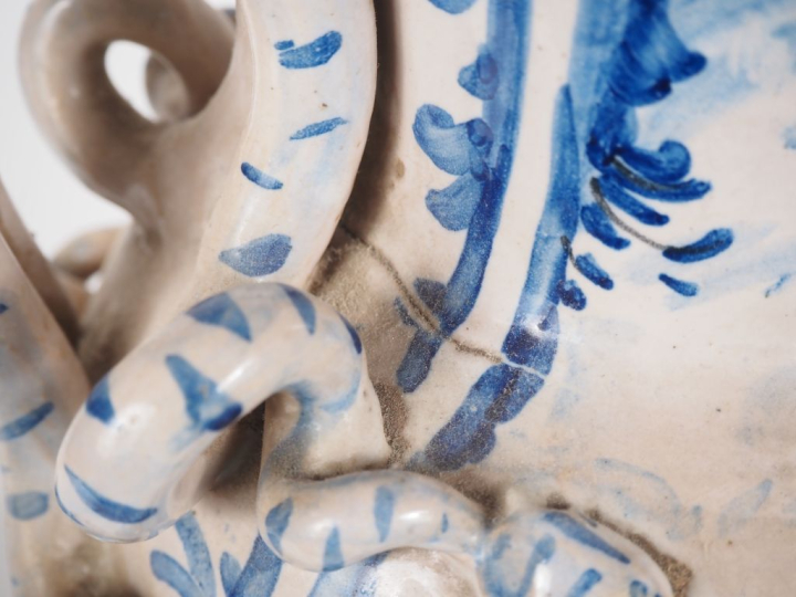 Paire de potiches couvertes italiennes XIXème en faience, à décor en c
