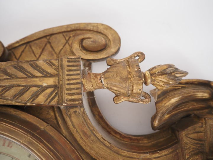 Baromètre Napoléon III de style Louis XVI, en bois sculpté et doré à d