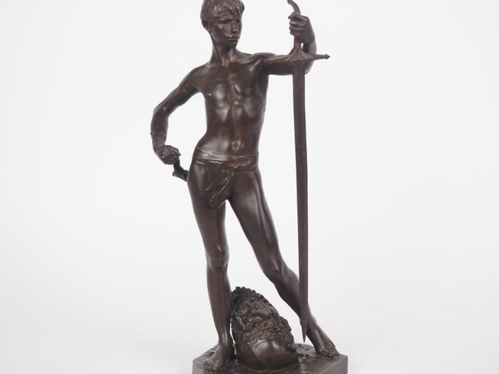 Michel BEGUINE.  "David vainqueur"  Sculpture en bronze à patine brune