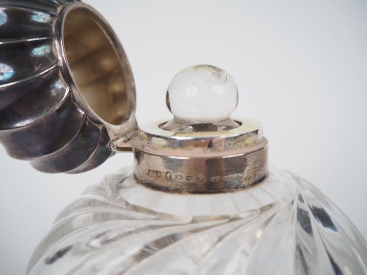 Flacon de toilette anglais en cristal, à décor de côtes torses, boucho