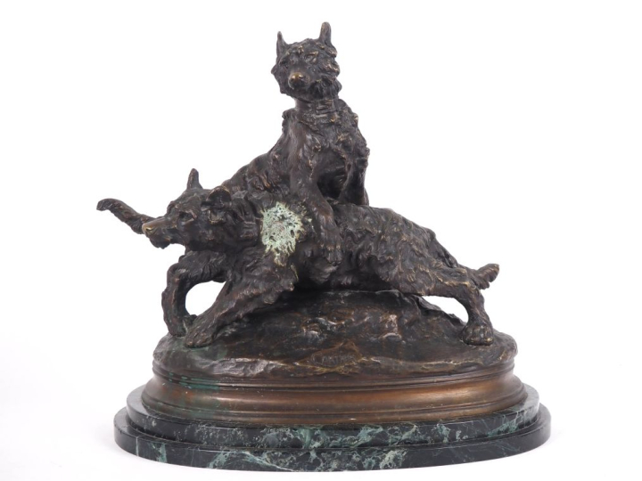 CARTIER.  "chiens de garde" Groupe en bronze à patine brune Signé Dim.