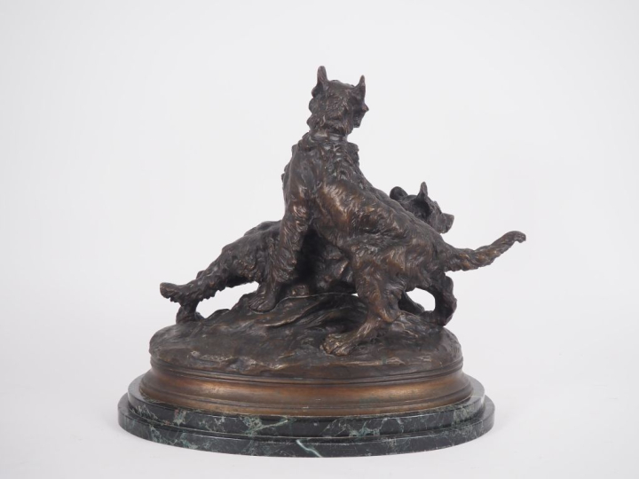 CARTIER.  "chiens de garde" Groupe en bronze à patine brune Signé Dim.