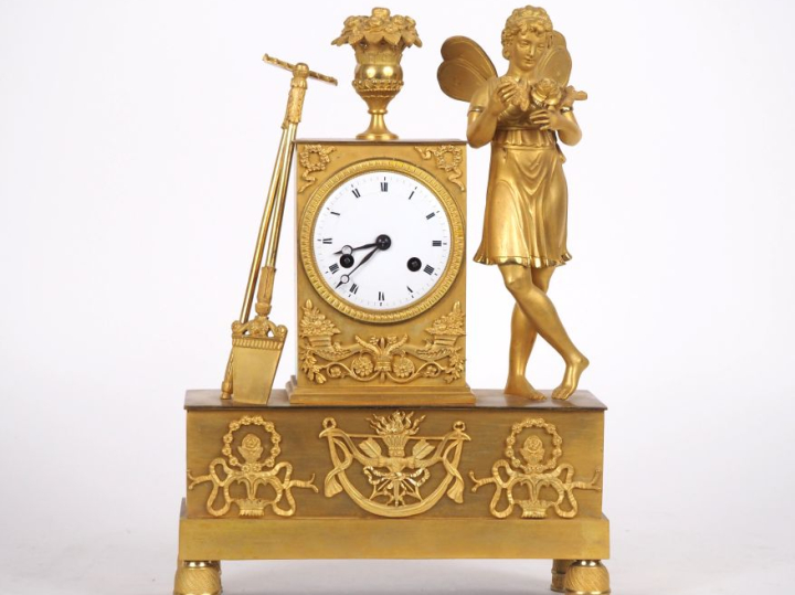 Pendule Restauration en bronze doré "allégorie de l'amour jardinier". 