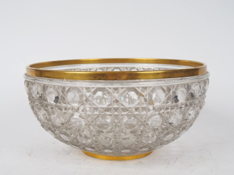 Vente aux enchères BACCARAT.  Coupe en cristal à décor de croisillons, talon et col dorés