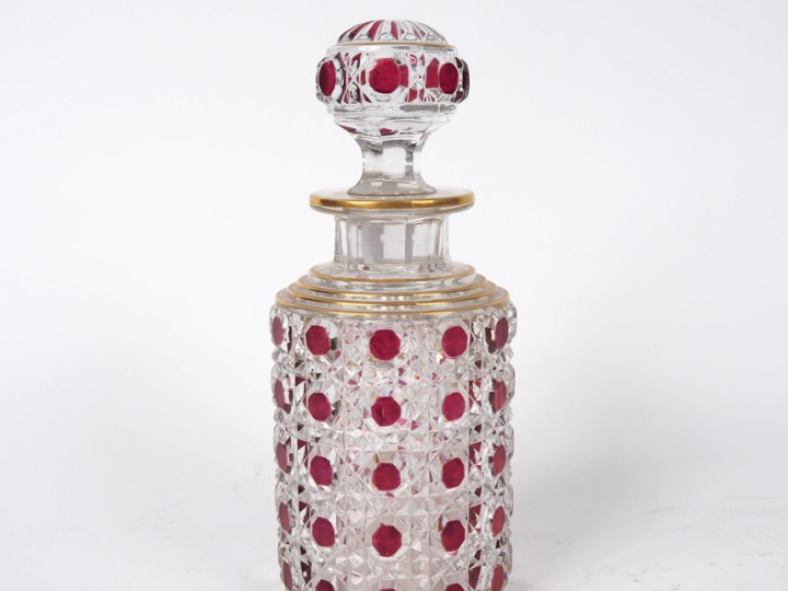 BACCARAT.  Flacon en cristal bicolore à décor de croisillons. H. 20 cm
