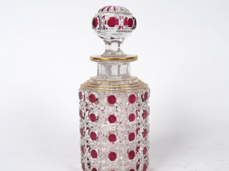 Vente aux enchères BACCARAT.  Flacon en cristal bicolore à décor de croisillons. H. 20 cm