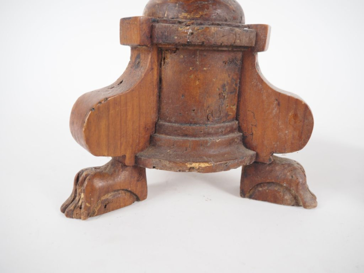Paire de bougeoirs XIXème en bois sculpté et tourné, pieds griffe.  H.
