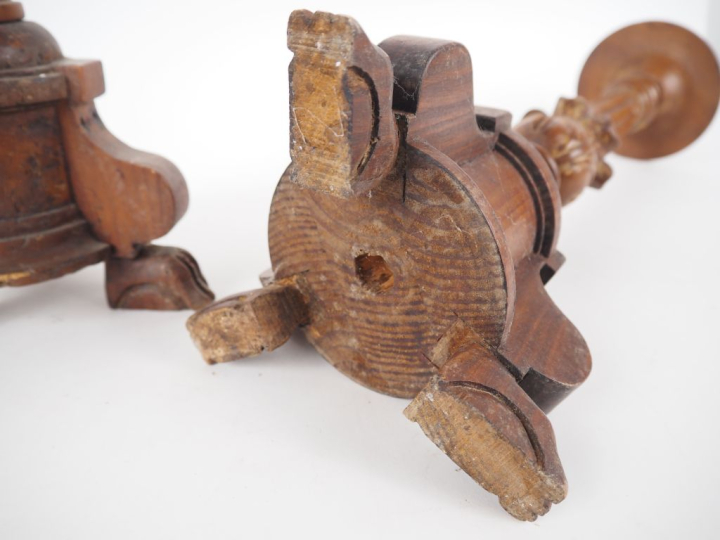 Paire de bougeoirs XIXème en bois sculpté et tourné, pieds griffe.  H.