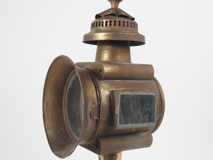 Paire de lanternes de calèches en laiton.  (un verre fendu) H. 54 cm