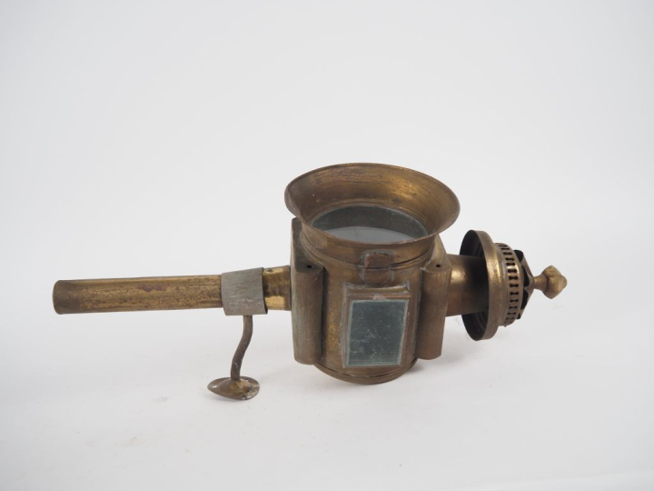Paire de lanternes de calèches en laiton.  (un verre fendu) H. 54 cm
