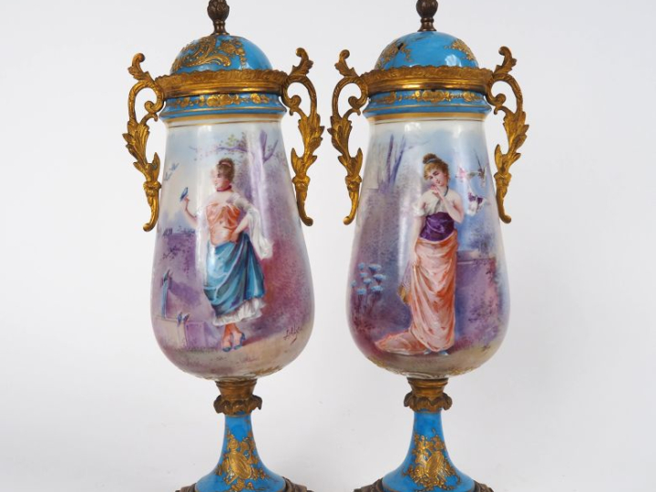 Paire de vases couverts 1900 en porcelaine dans le goût de Sèvres, à d