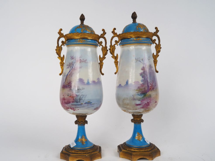 Paire de vases couverts 1900 en porcelaine dans le goût de Sèvres, à d