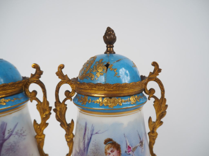 Paire de vases couverts 1900 en porcelaine dans le goût de Sèvres, à d