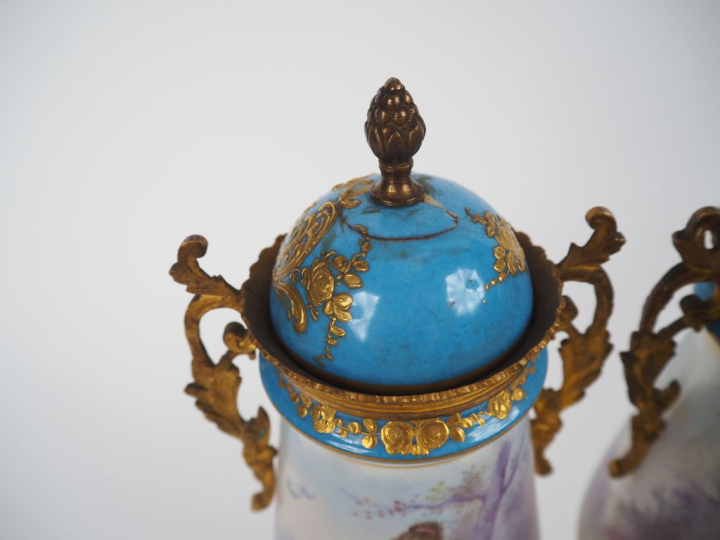 Paire de vases couverts 1900 en porcelaine dans le goût de Sèvres, à d
