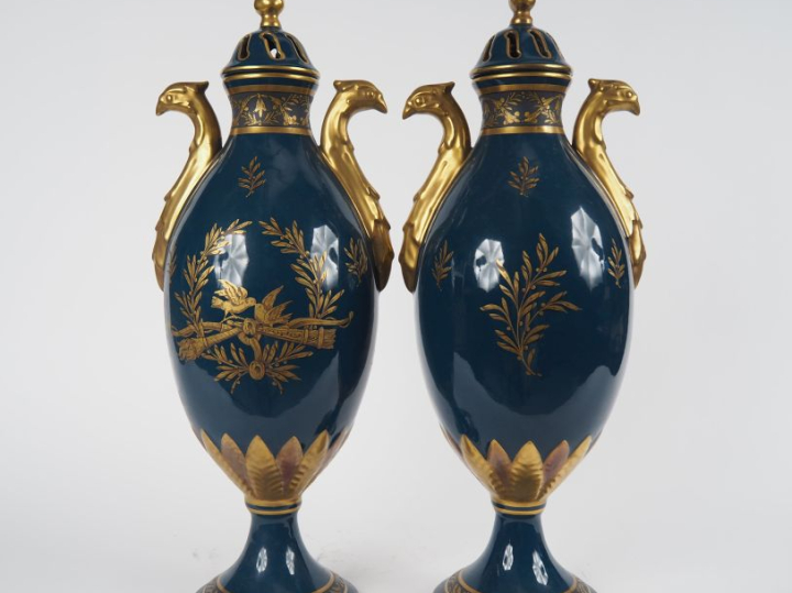 Paire de vases couverts de style Empire en porcelaine de Limoges à déc