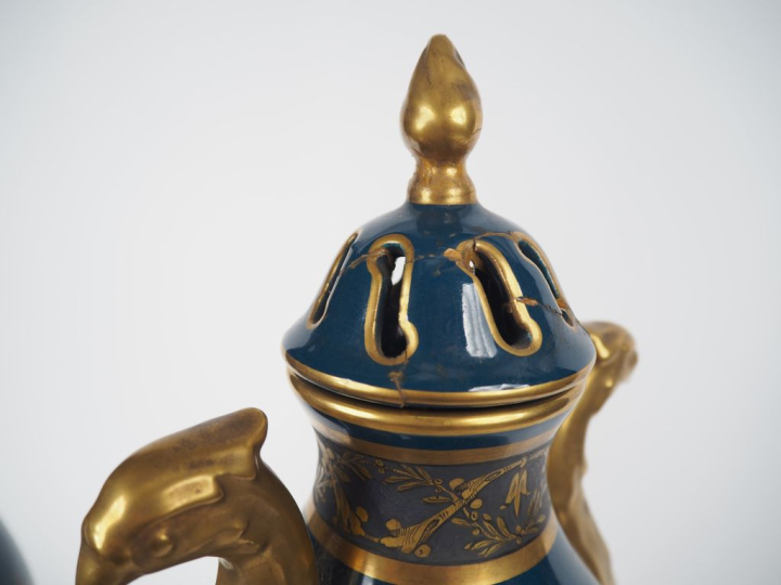 Paire de vases couverts de style Empire en porcelaine de Limoges à déc