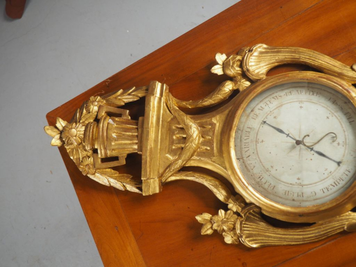 Baromètre de style Louis XVI en bois doré, à décor de vases à l’antiqu