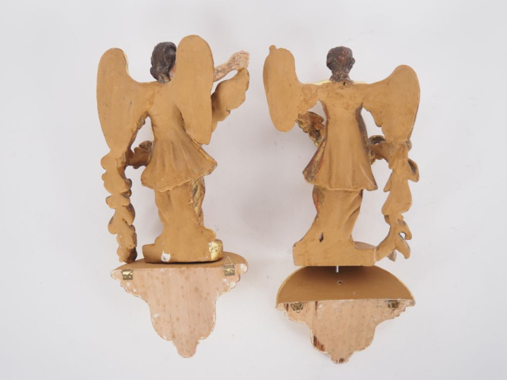 Paire de sujets XIXème en terre cuite polychrome et doré figurant des 