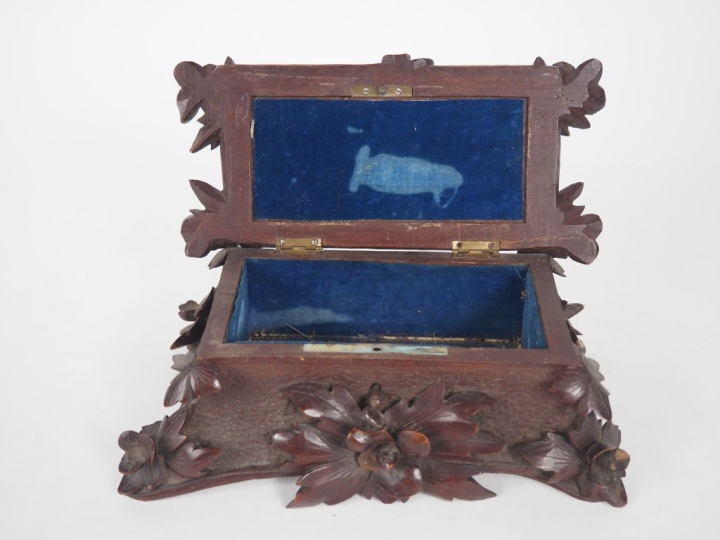 Coffret à bijoux Napoléon III en bois sculpté à décor de fleurs et d'o
