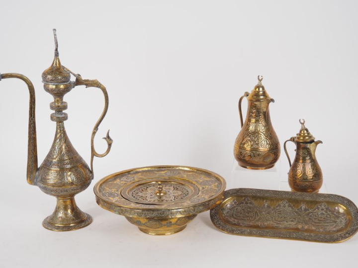 Différentes pièces arabes en cuivre jaune et en partie argenté compren