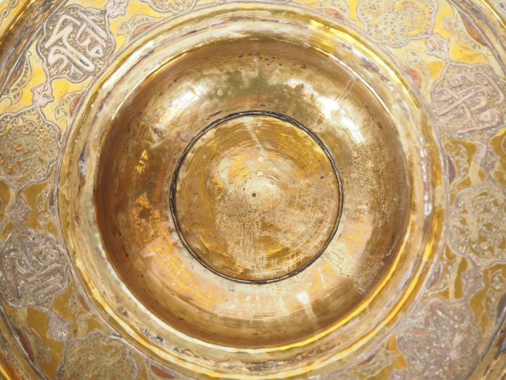 Différentes pièces arabes en cuivre jaune et en partie argenté compren