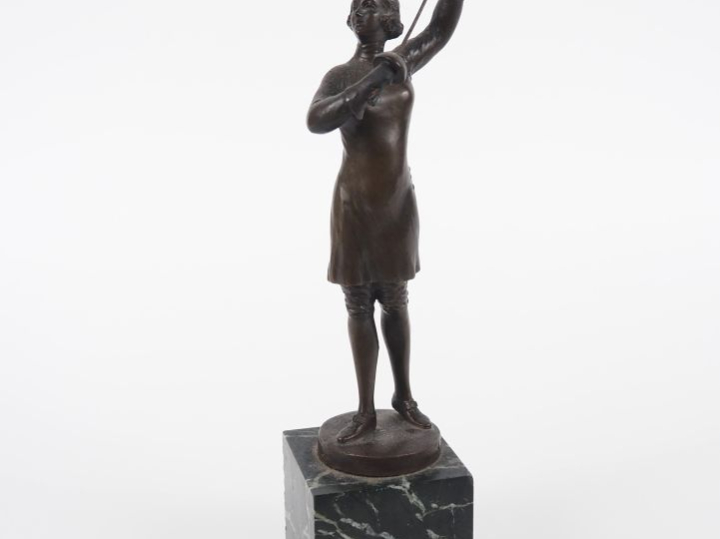 A. JACQUET.  "La fleurettiste" Sculpture en bronze à patine brune H. 2