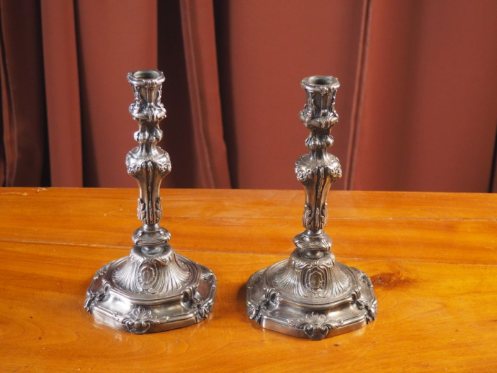 Paire de bougeoirs Napoléon III de style Louis XV en bronze argenté, à