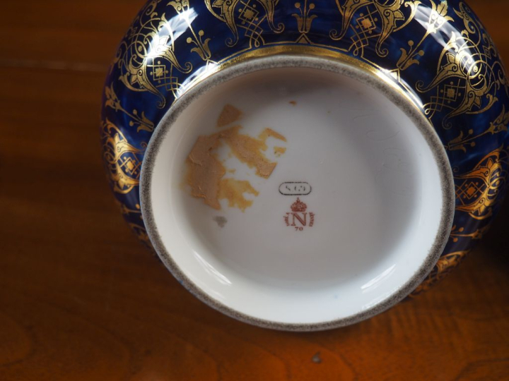 SÈVRES.  Paire de vases en porcelaine, à décor de rinceaux dorés et de