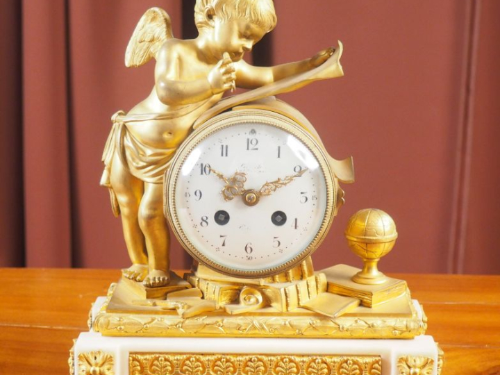 Pendule début XIXème, en bronze doré et marbre blanc, à décor d'une al