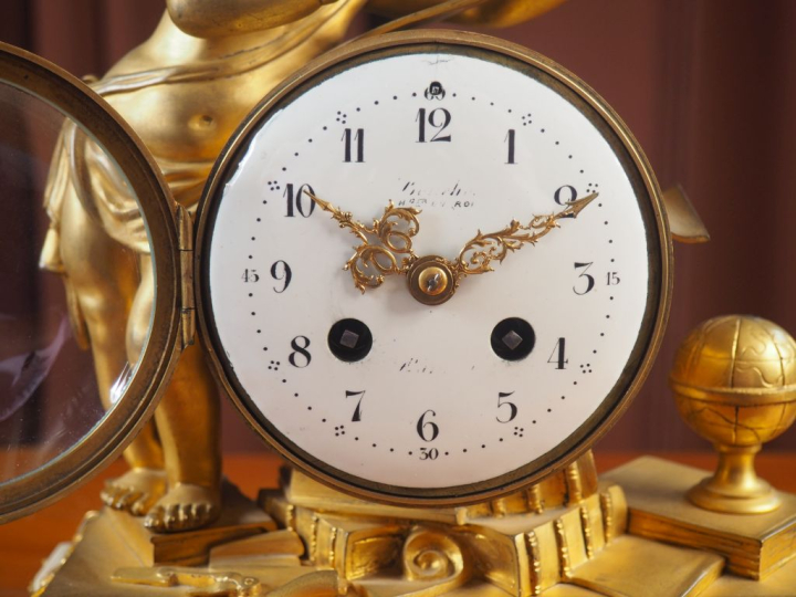 Pendule début XIXème, en bronze doré et marbre blanc, à décor d'une al