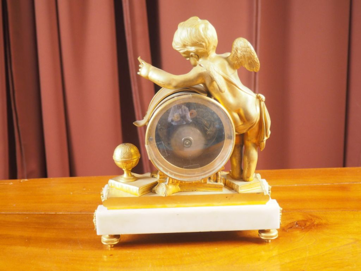 Pendule début XIXème, en bronze doré et marbre blanc, à décor d'une al