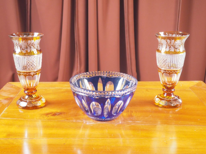 Paire de vases en cristal bicolore à décor de pampres et de fleurs. H.
