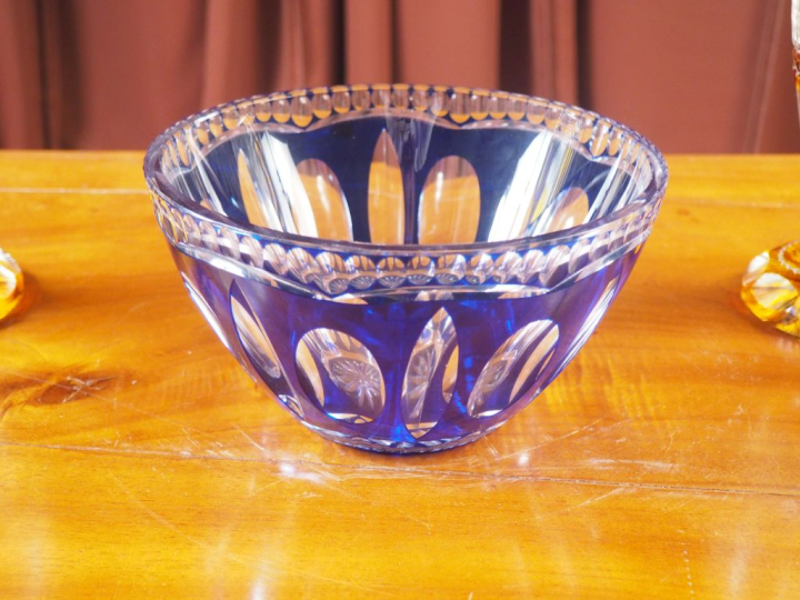 Paire de vases en cristal bicolore à décor de pampres et de fleurs. H.