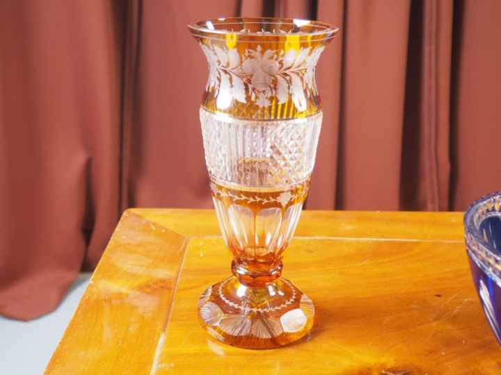 Paire de vases en cristal bicolore à décor de pampres et de fleurs. H.
