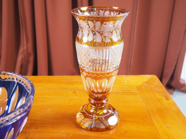 Paire de vases en cristal bicolore à décor de pampres et de fleurs. H.