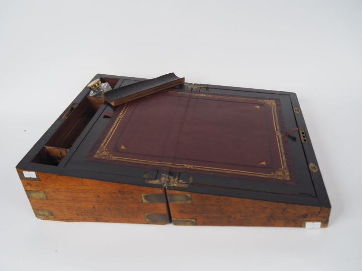 Ecritoire de voyage XIXème en placage de ronce de noyer et laiton, int