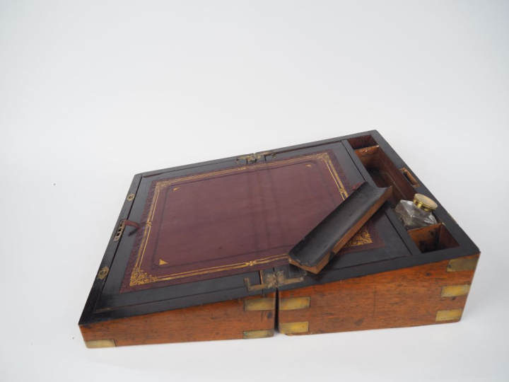 Ecritoire de voyage XIXème en placage de ronce de noyer et laiton, int