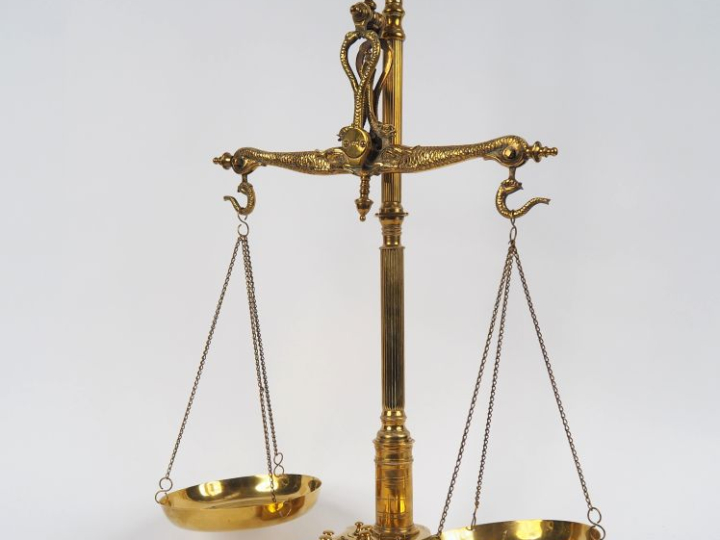 Balance en laiton à décor de col de cygne , avec ses poids. H. 64,5 cm