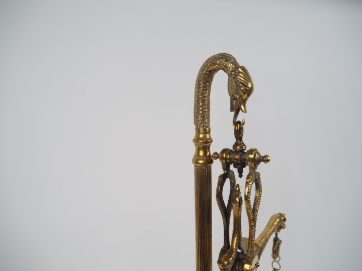 Balance en laiton à décor de col de cygne , avec ses poids. H. 64,5 cm