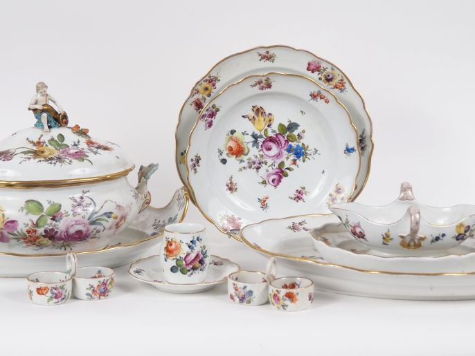 Service de table en porcelaine de Saxe à décor de fleurs polychromes e