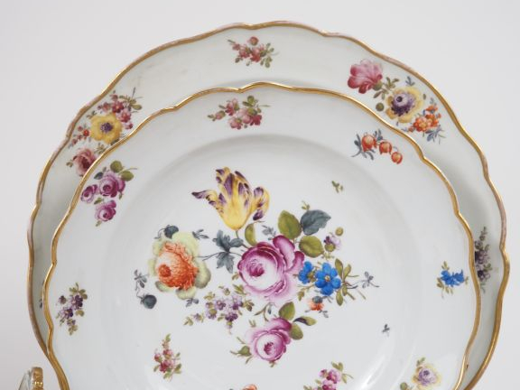 Service de table en porcelaine de Saxe à décor de fleurs polychromes e