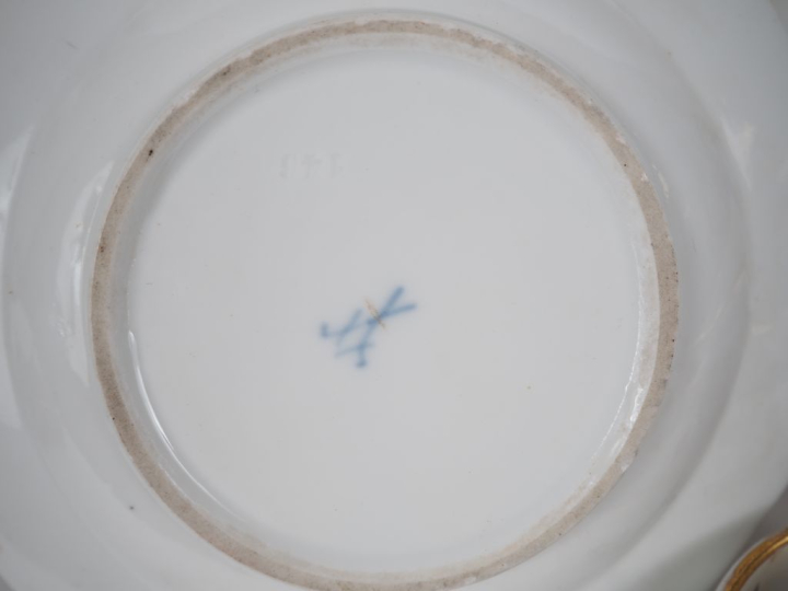 Service de table en porcelaine de Saxe à décor de fleurs polychromes e